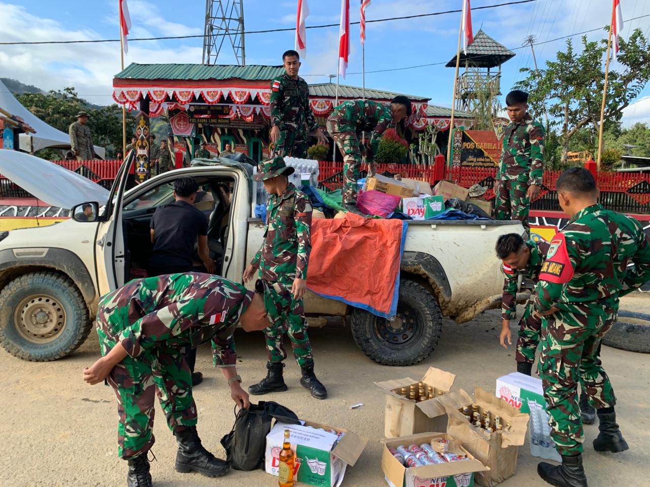 AMANKAN MIRAS: Puluhan botol miras ilegal diduga asal Malaysia, diamankan di Pos Gabma Long Midang, Krayan.