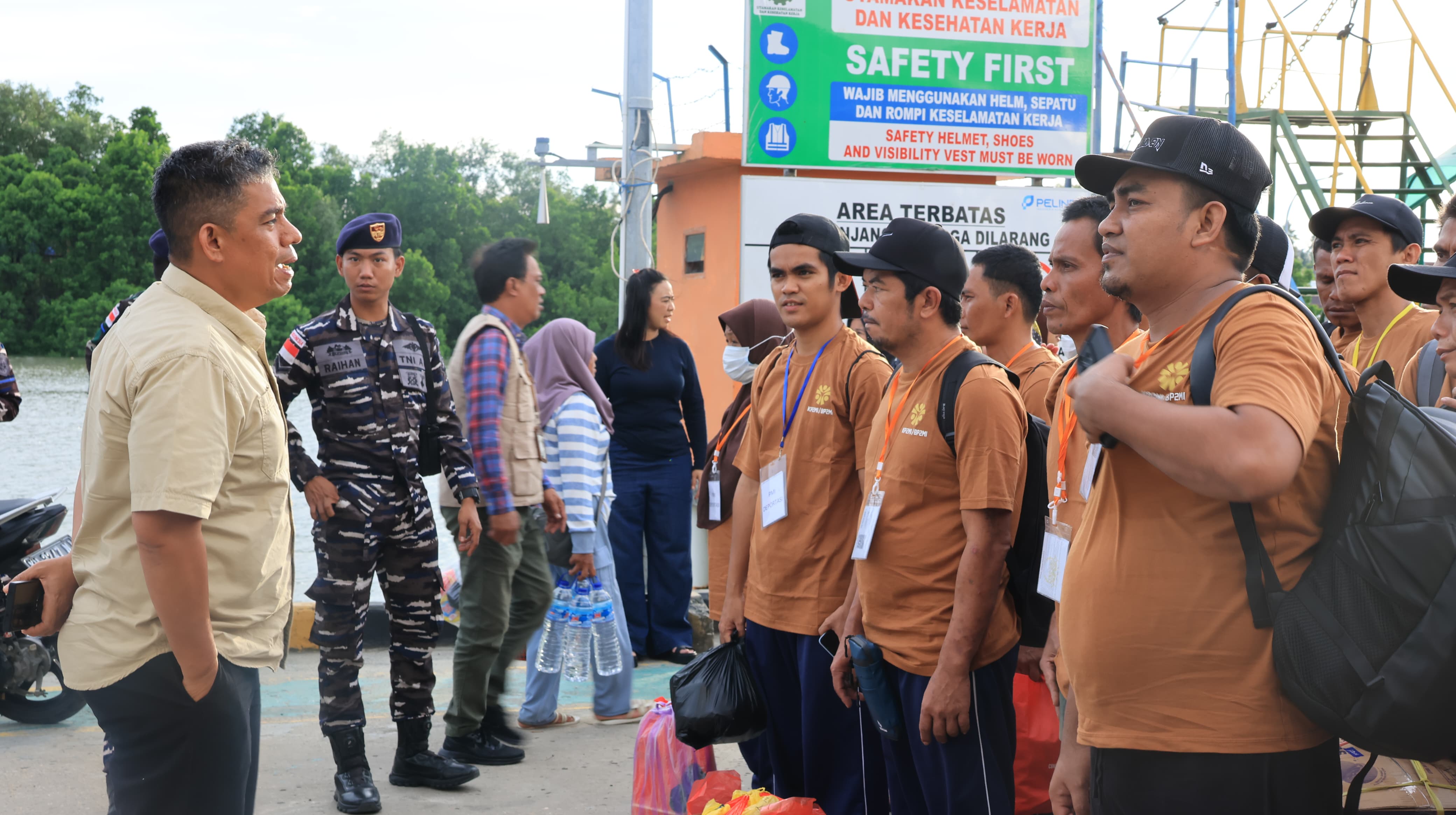 PEMULANGAN: Kepala BP3MI Kaltara, Kombes Pol Andi M Ichsan saat mengawal pemulangan PMI deportasi di Pelabuhan Tunon Taka, Nunukan menuju Pelabuhan Parepare.