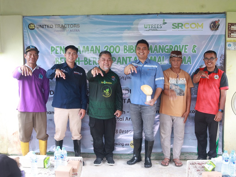 ABADIKAN MOMEN: Branch Operation Head PT United Tractors Tbk Cabang Tarakan, Dhani Muflikhin Arif melakukan foto bersama.