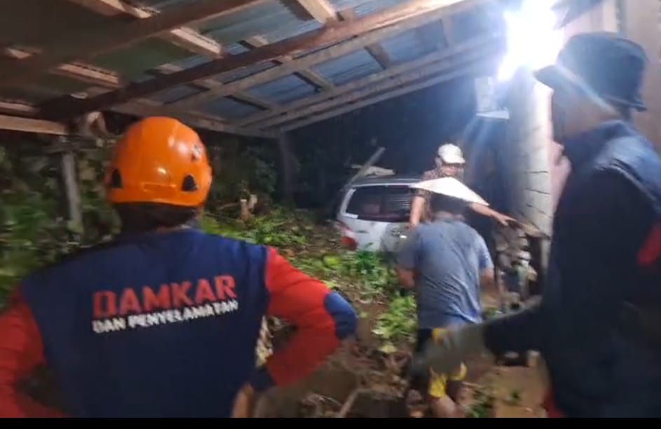 &lrm;WASPADA: Tanah longsor yang nyaris menimbun salah satu rumah di Tideng Pale, Sabtu (19/12).