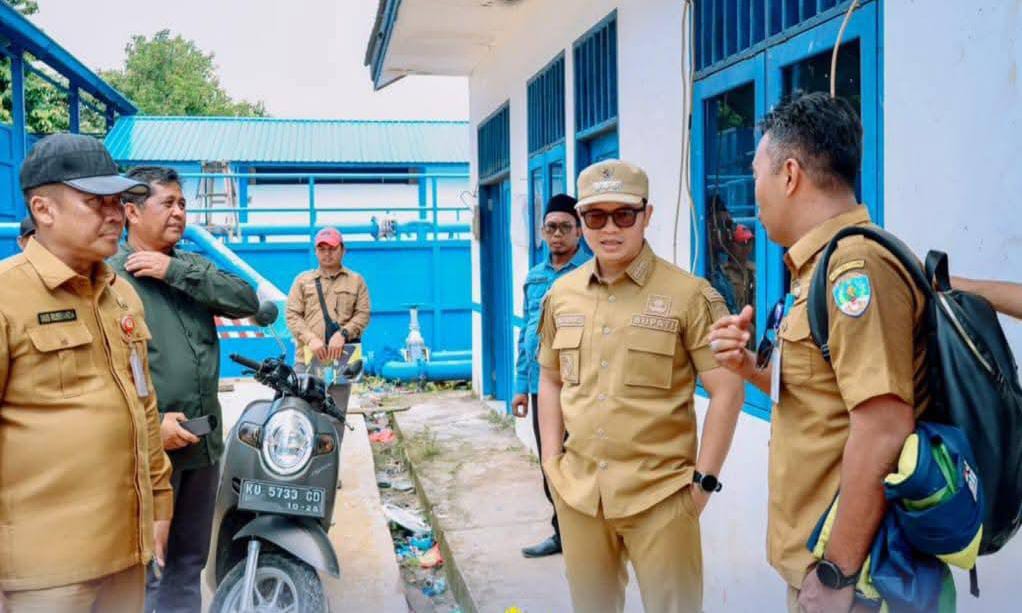 JADI SOLUSI: Bupati Ibrahim Ali meninjau proyek di Tana Lia usai sosialisasi jaringan gas rumah tangga pekan lalu.