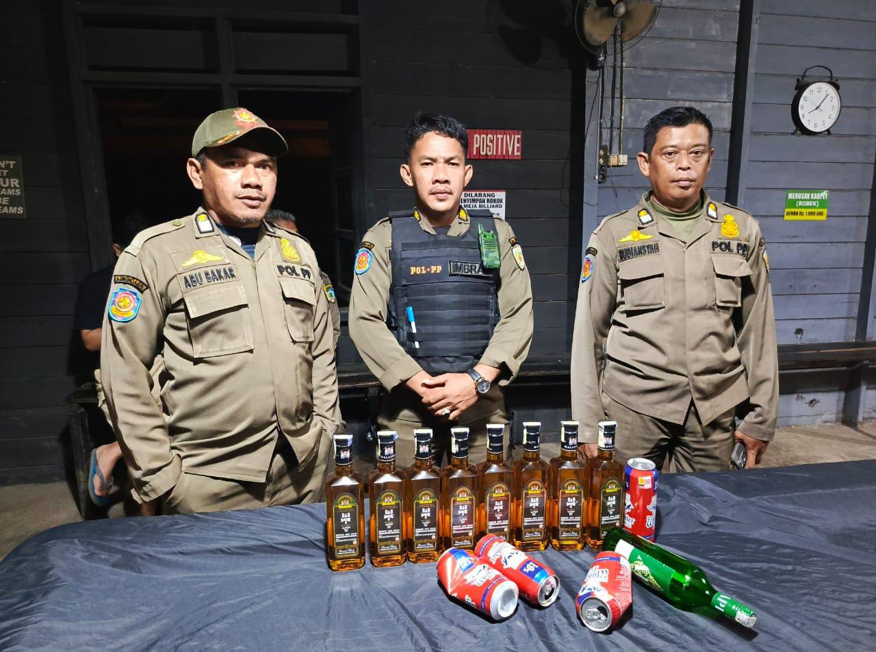 PEMAIN LAMA: Satpol PP Tana Tidung kembali mengamankan sejumlah botol berisi miras dari tempat yang sama.