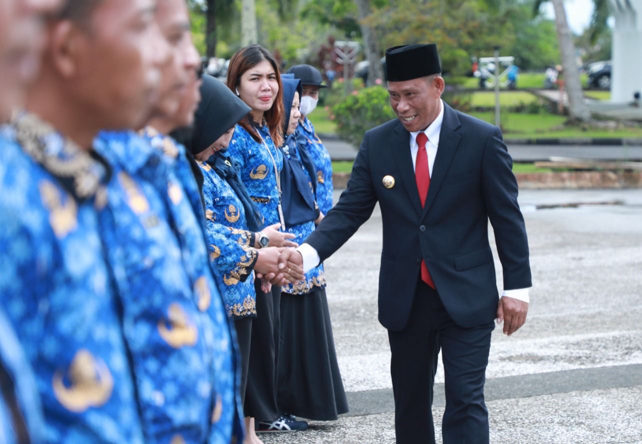 INGATKAN TUGAS: Bupati Bulungan saat memimpin apel ASN di lingkungan Pemkab Bulungan, baru-baru ini.