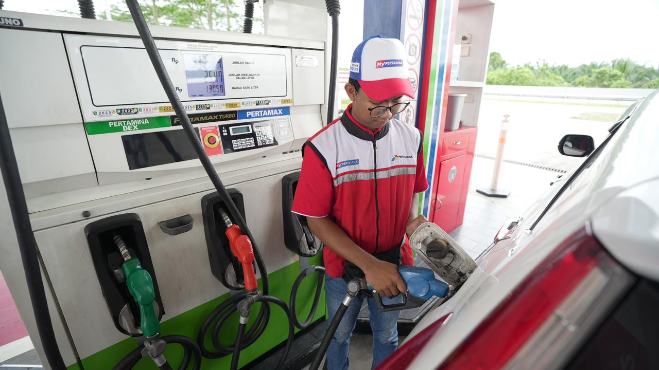 AMAN: Aktivitas pengisian BBM di SPBU. Pertamina pastikan pasokan aman selama periode Nataru.