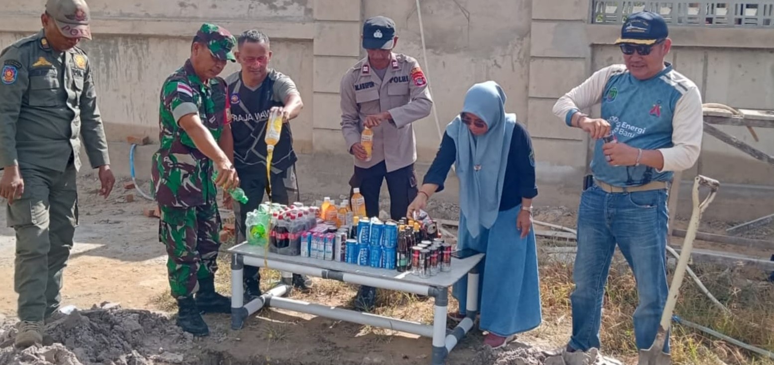 MUSNAHKAN MAMIN KEDALUWARSA: Mamin kedaluwarsa hasil razia oleh pemcam Sebatik, langsung dimusnahkan sehari usai razia.