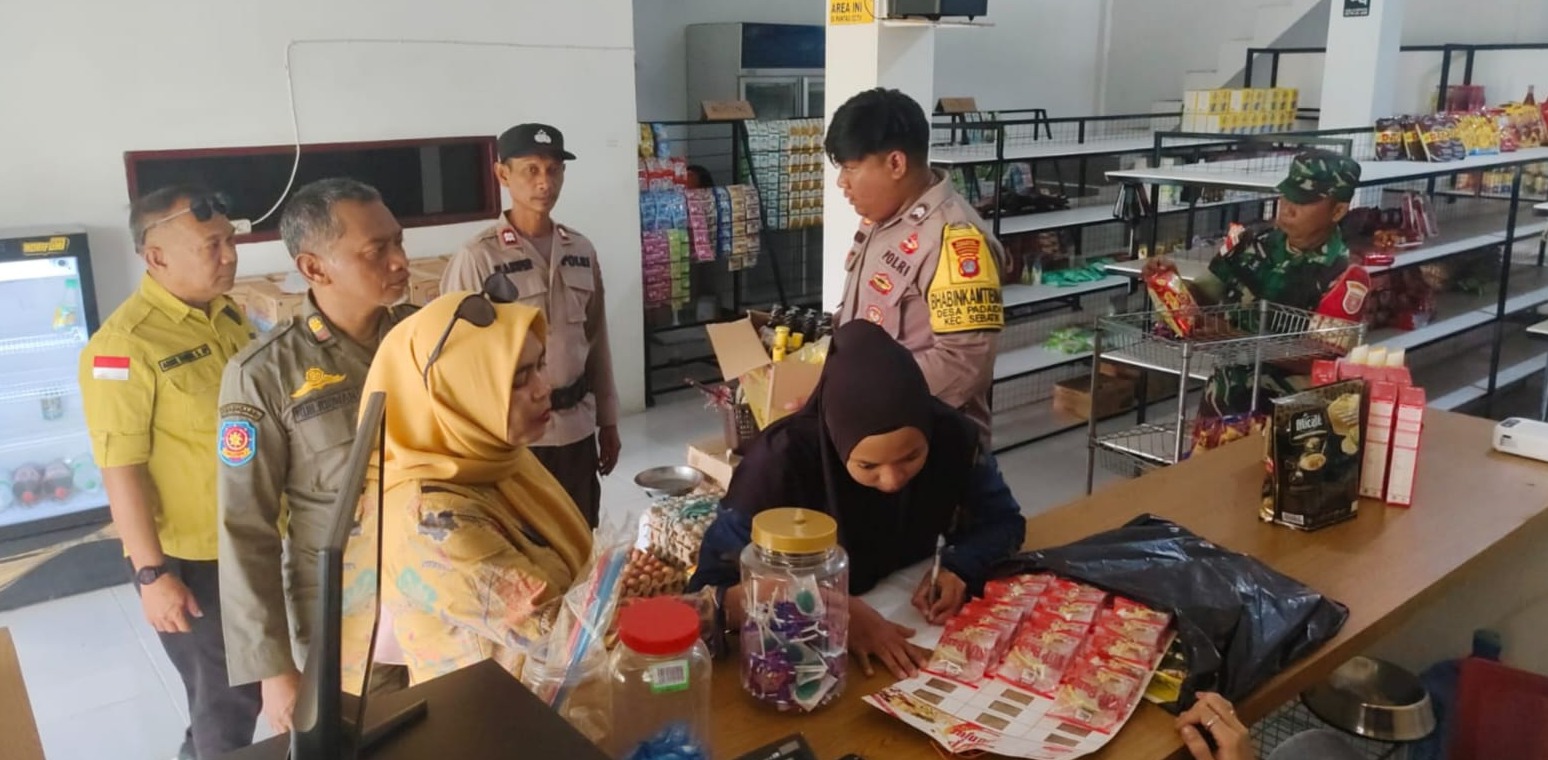 DITARIK: Mamin kedaluwarsa hasil razia oleh Pemcam Sebatik, langsung dimusnahkan sehari usai razia.