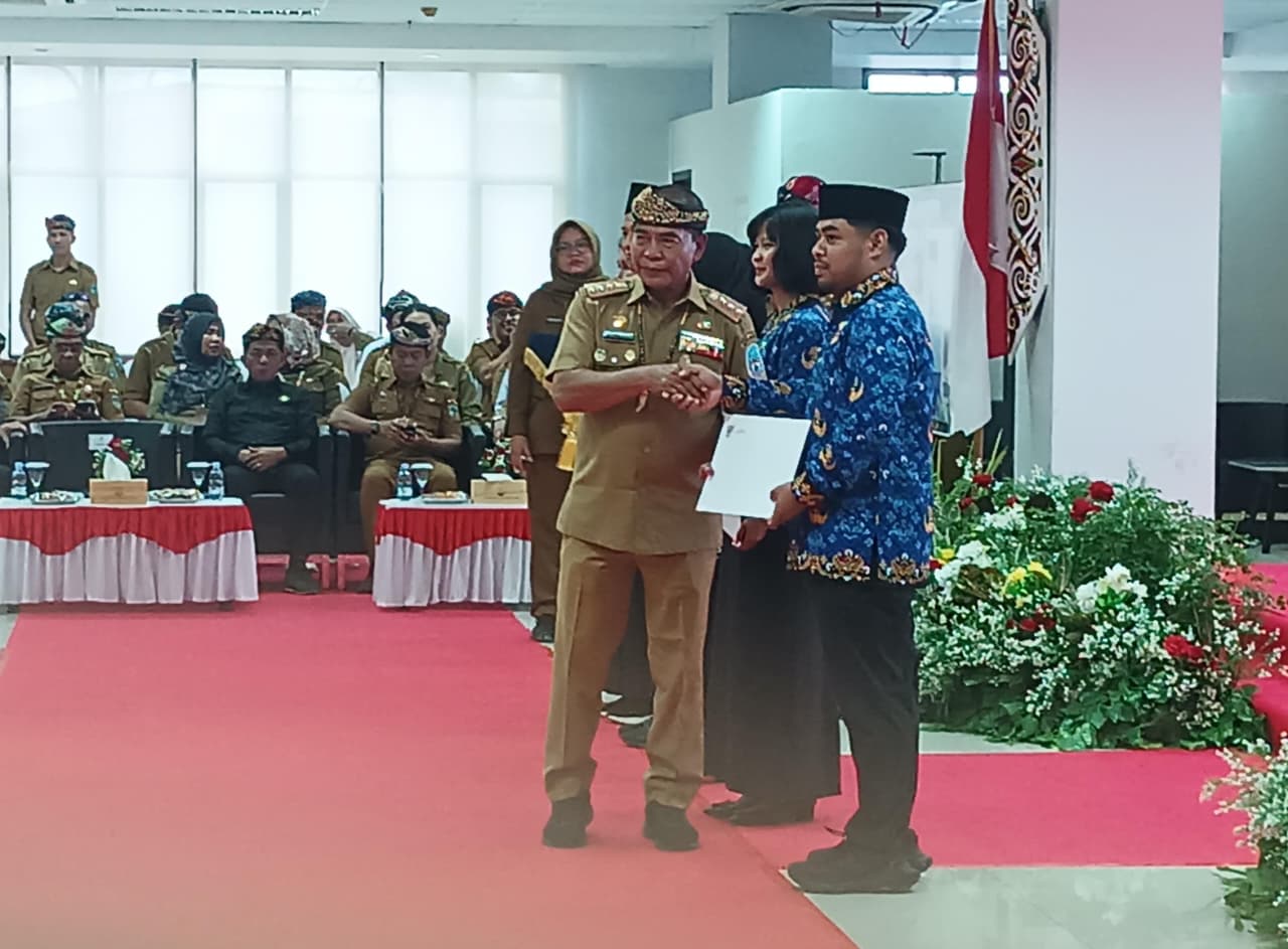 ABDI NEGARA: Gubernur Kaltara, Zainal A Paliwang menyerahkan SK pengangkatan PPPK paruh waktu.