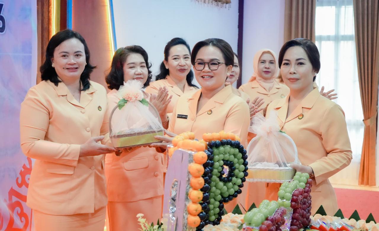 EDUKASI: Penasehat DWP Malinau, Maylenty Wempi saat memberi bingkisan usai menyampaikan edukasi kesehatan payudara kepada DWP Malinau.