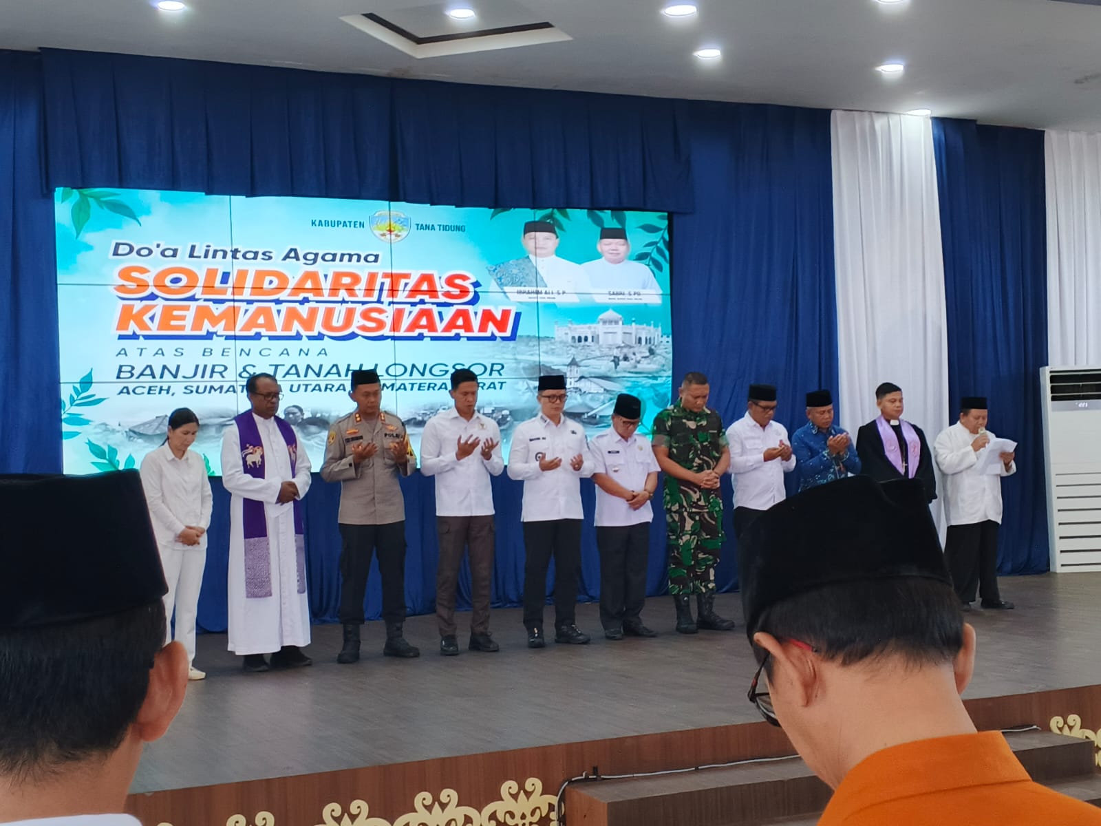 DOA BERSAMA: Bupati Tana Tidung Ibrahim Ali memimpin doa bersama lintas agama di Pendopo Djaparuddin Tideng Pale, Selasa (24/12).