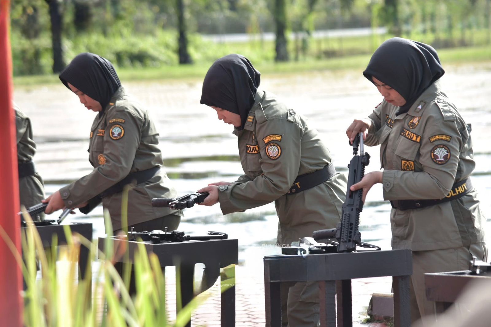 ATRAKSI: Jajaran Polhut Kaltara memeragakan penggunaan senjata dalam puncak peringatan HUT Ke-59 Polhut, di Tanjung Selor.