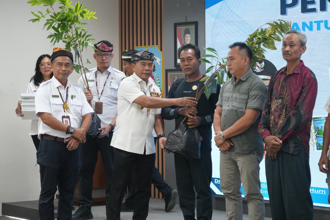 PERTANIAN: Gubernur Kaltara, Zainal A Paliwang menyerahkan bantuan kepada kelompok tani di Kaltara.