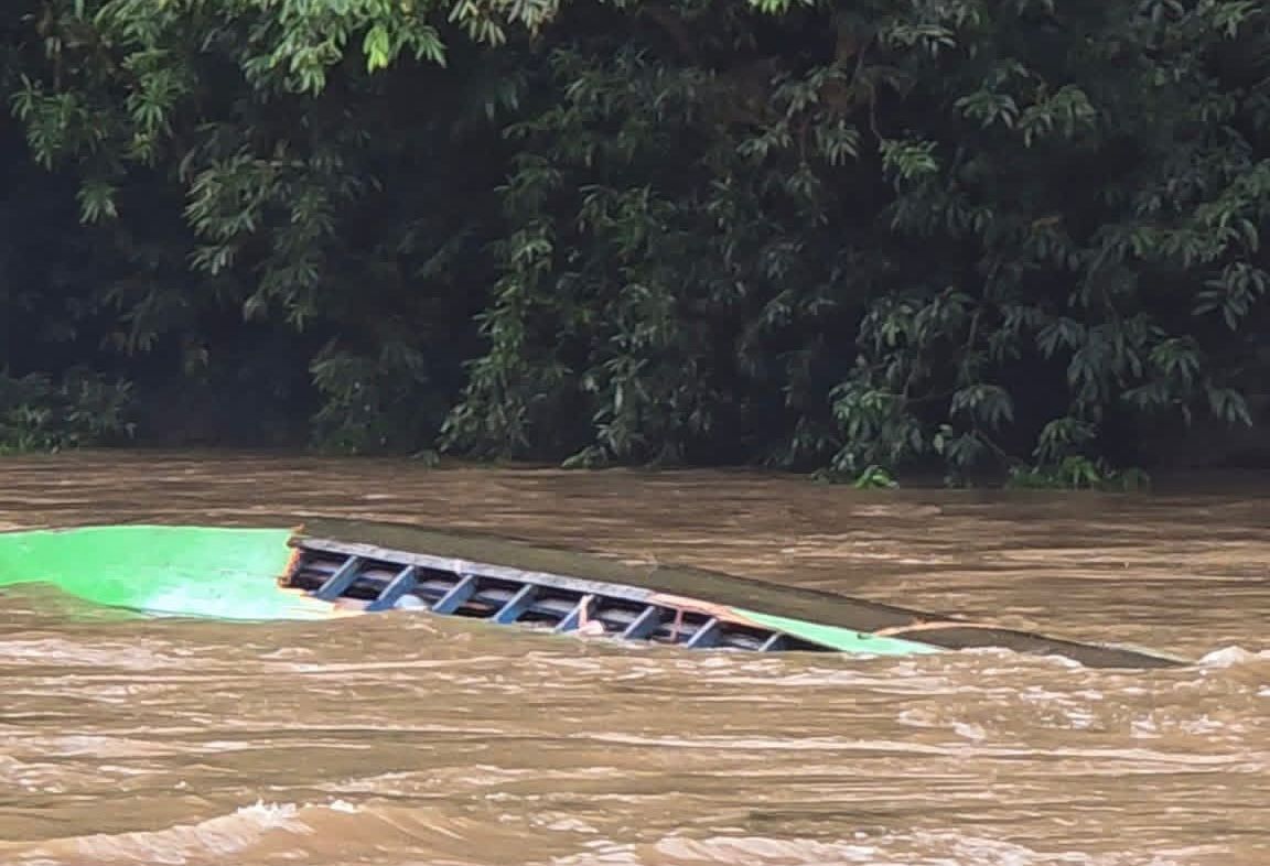 KARAM: Perahu Long Boat saat karam di Jeram Baru Sungai Bahau.