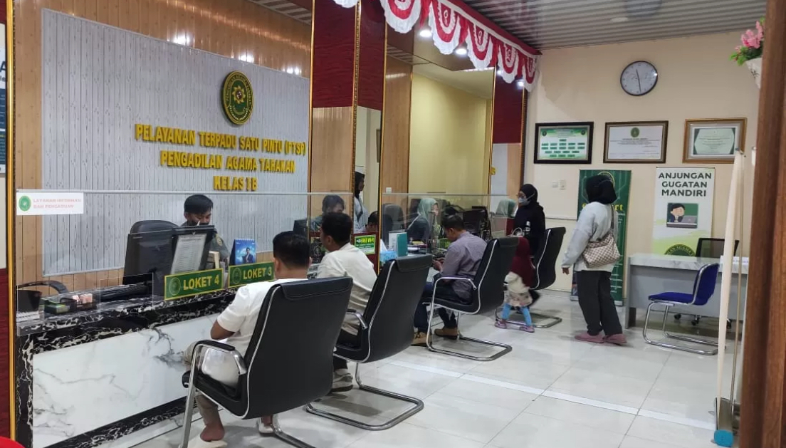 MENGANTRE: Pelayanan di Pengadilan Agama Tarakan. (Dok/Radar Tarakan)