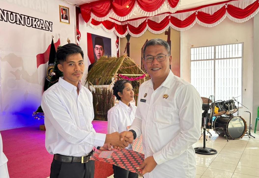 SERAHKAN: Kalapas Kelas II-B Nunukan, Puang Dirham saat menyerahkan remisi khusus Hari Raya Natal Tahun 2025 kepada WBP yang memenuhi persyaratan.
