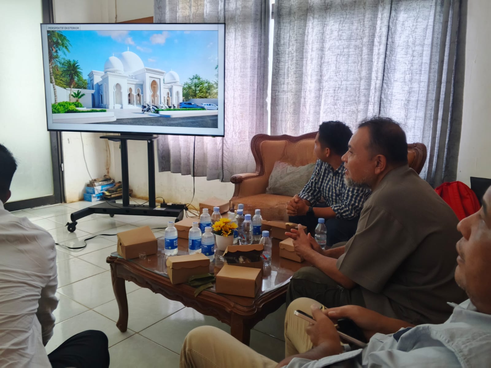 &lrm;SEGERA DIBANGUN: Konsultan melakukan paparan desain masjid yang akan dibangun di Tengku Dacing tahun depan.
