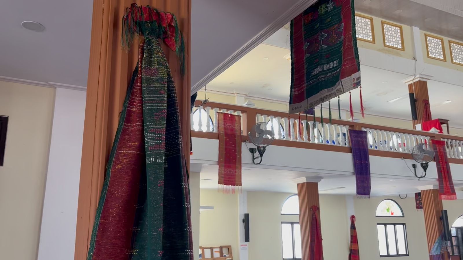 HIAS: Ulos, kain tenun tradisional Batak yang digantung sebagai dekorasi di dalam Gereja Paroki St. Stefanus Malinau.