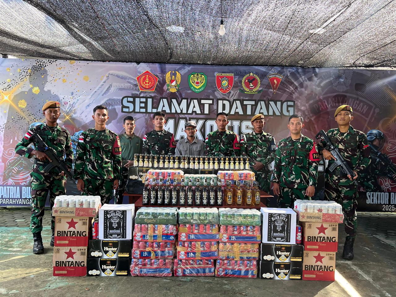 MIRAS: Satgas Pamtas RI&ndash;Malaysia Yonarmed 4/Parahyangan saat berhasil mengamankan ratusan miras ilegal di Kabupaten Malinau.