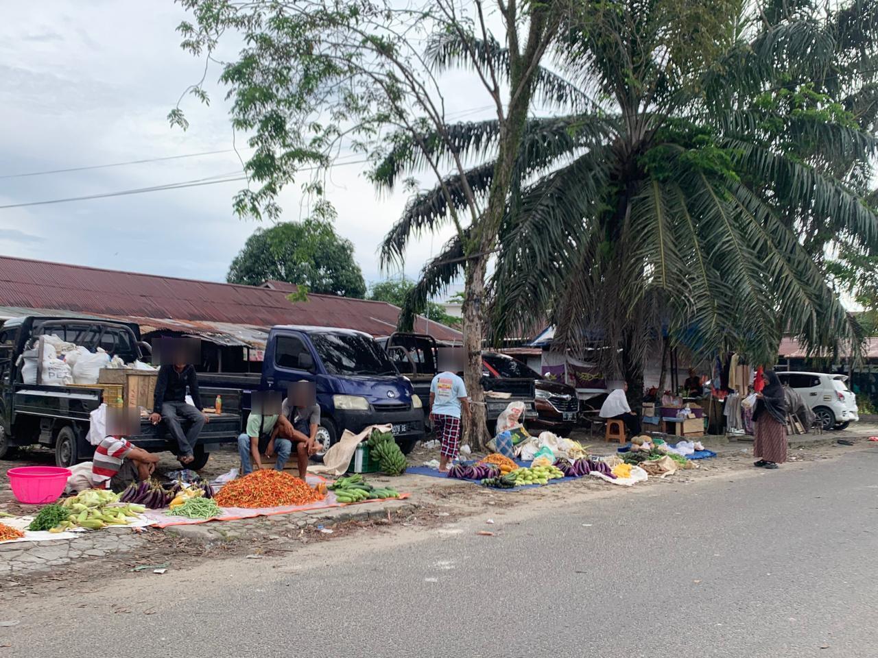 DIKELUHKAN : Penampakan pedagang liar di komplek pasar Tengguyun