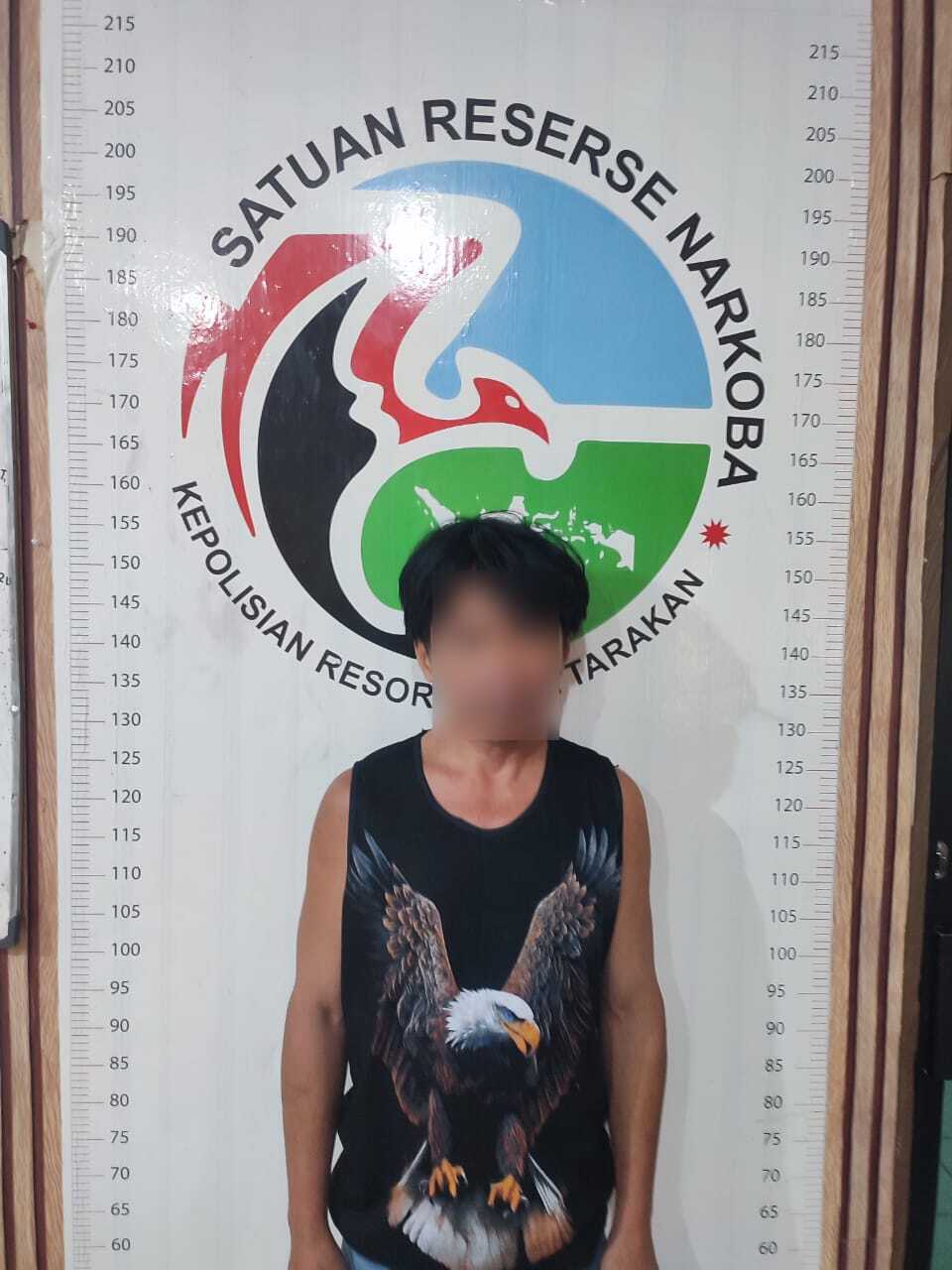 DIAMANKAN : Pelaku yang diamankan tim Patmor Perintis Samapta Polres Tarakan lantaran memiliki narkotika jenis sabu.