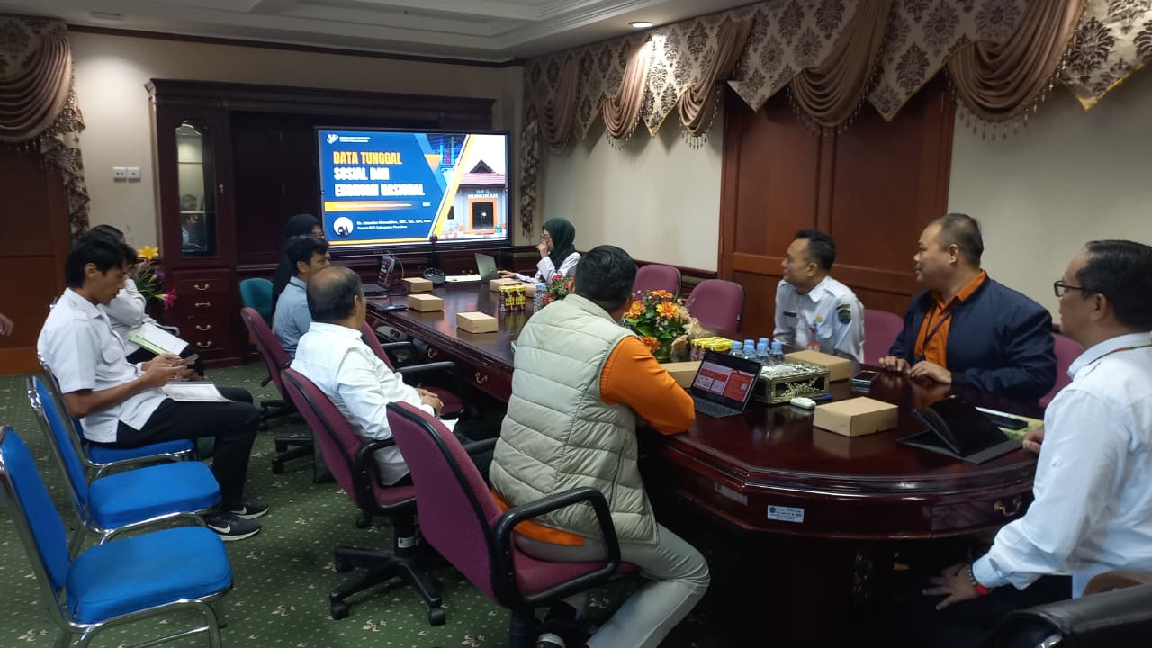 EVALUASI: Plt. Sekda Nunukan Raden Iwan Kurniawan saat memimpin rapat pembahasan validasi data penerima bansos.