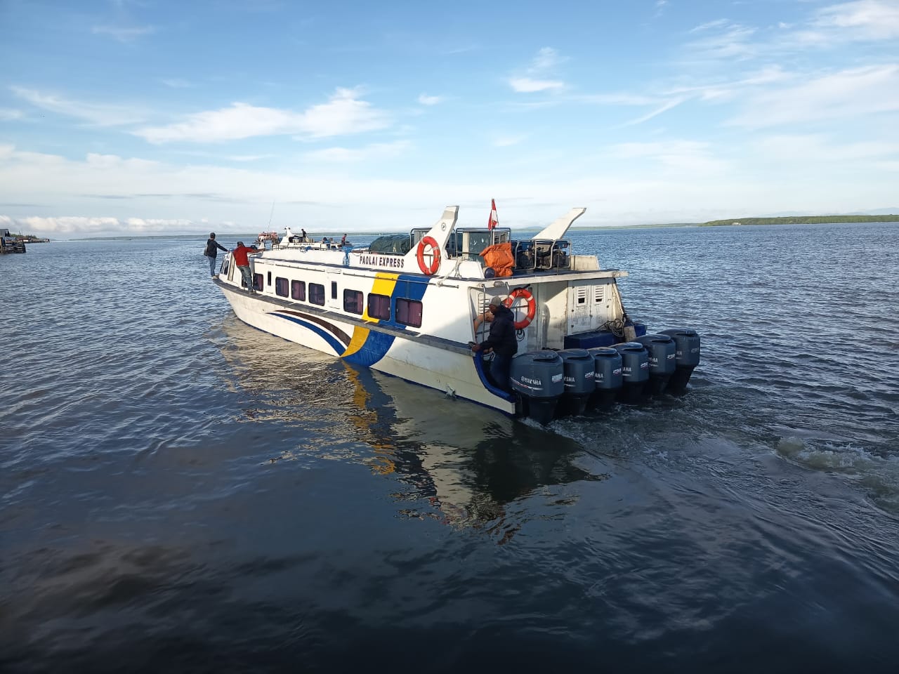 PENGAWASAN: Personel gabungan BPTD Kaltara, TNI AD, Satpol PP, KSKP dan PMI melakukan pemantauan di Posko Nataru di UPTD Pelabuhan Liem Hie Djung.