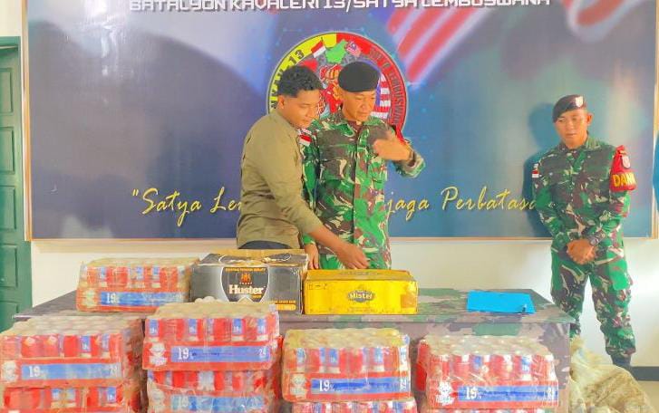 DIAMANKAN: Ratusan kaleng miras diamankan tim gabungan TNI AD di wilayah perbatasan Indonesia-Malaysia tepatnya di Desa Sekaduyan Taka, Sei Menggaris.