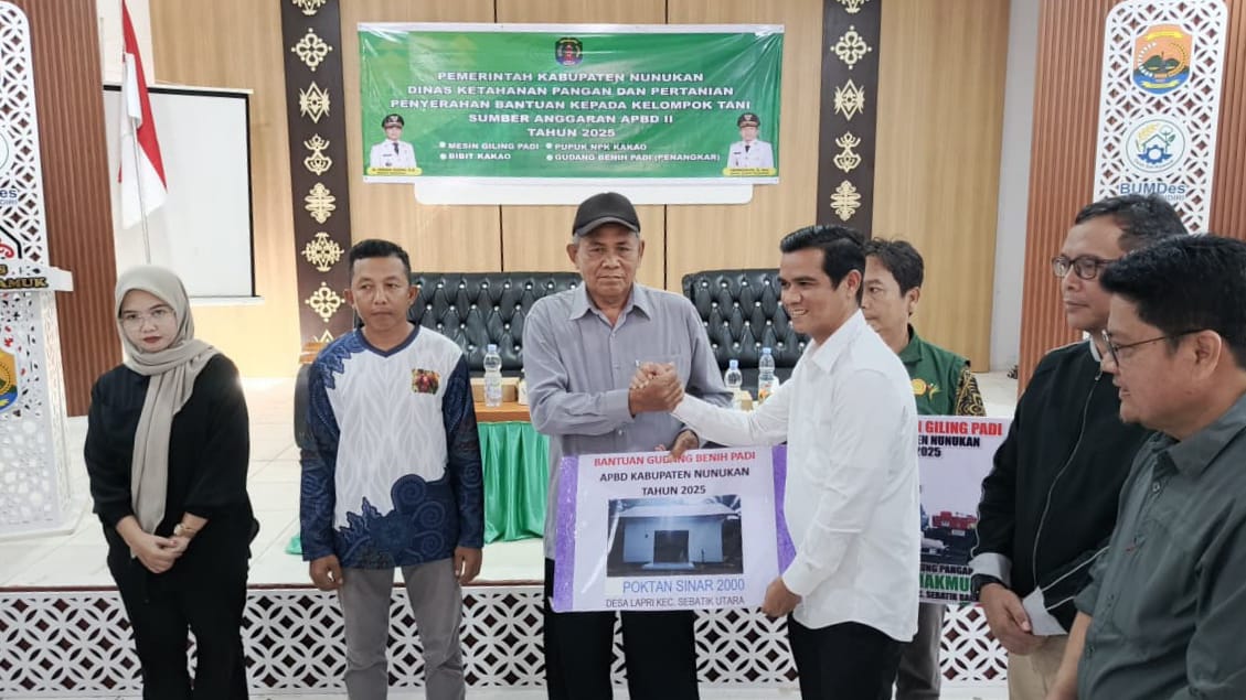 SERAHKAN: Bupati Nunukan H. Irwan Sabri menyerahkan bantuan mesin, pupuk hingga bibit ke kelompok tani Sebatik pada Sabtu (27/12) di Aula BPU Sungai Nyamuk.