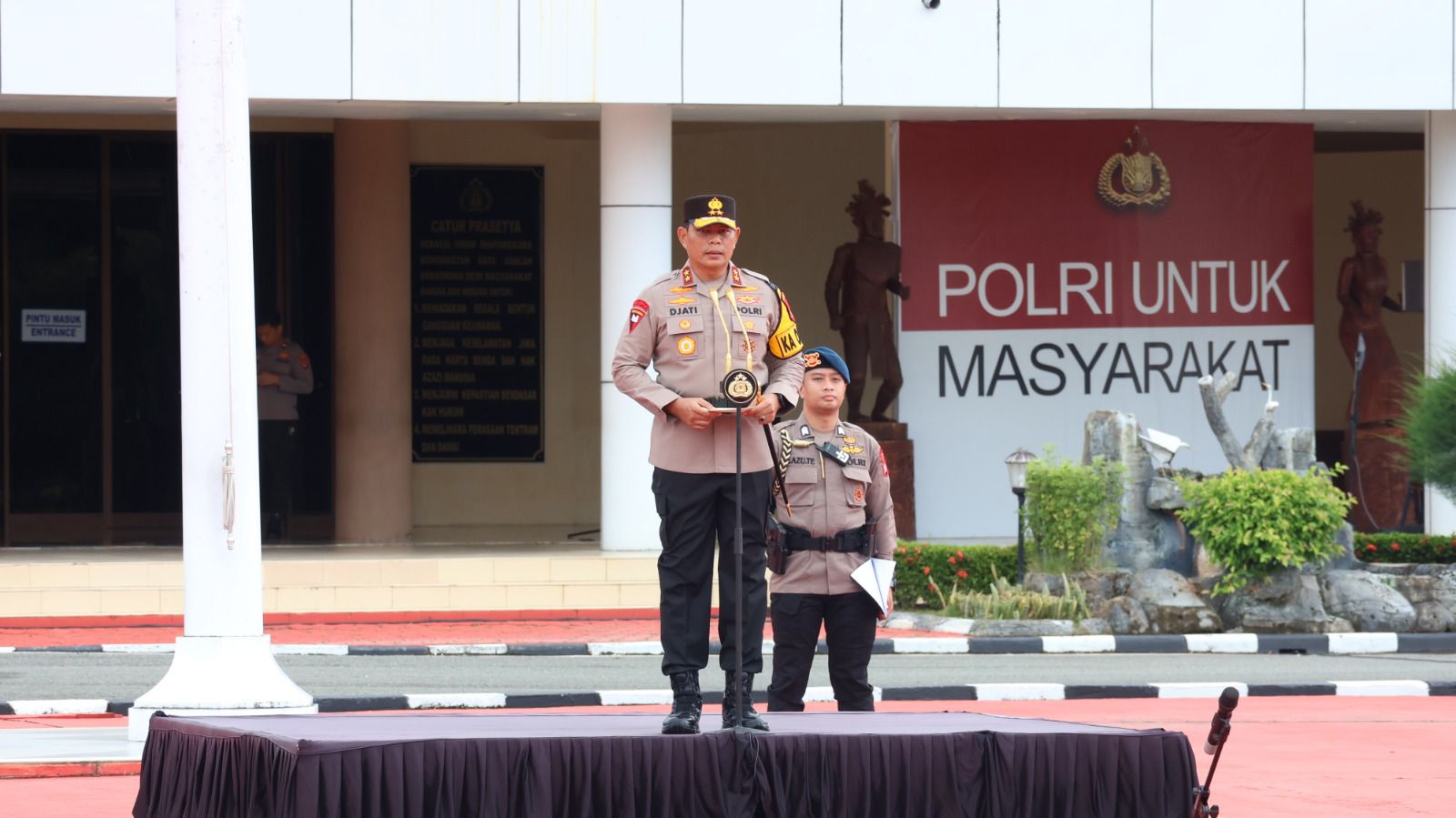 APEL: Kapolda Kaltara memimpin apel pagi persiapan pengamanan malam pergantian tahun, Senin (29/12).