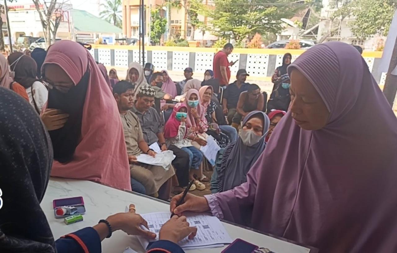 KESEJAHTERAAN: Penyaluran BLT di salah satu daerah di Indonesia.