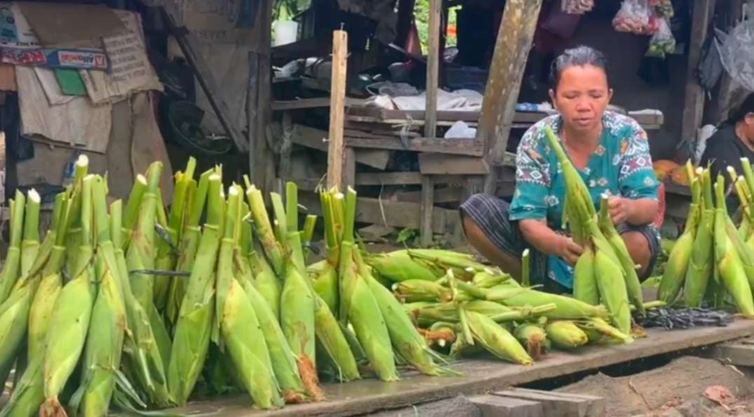 LARIS : Penampakan aktivitas pedagang jagung di salah satu pasar tradisional di Kota Tarakan.