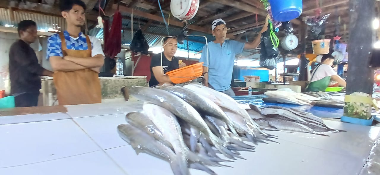 MENINGKAT : Aktivitas pedagang ikan di salah satu pasar tradisional di Kota Tarakan.
