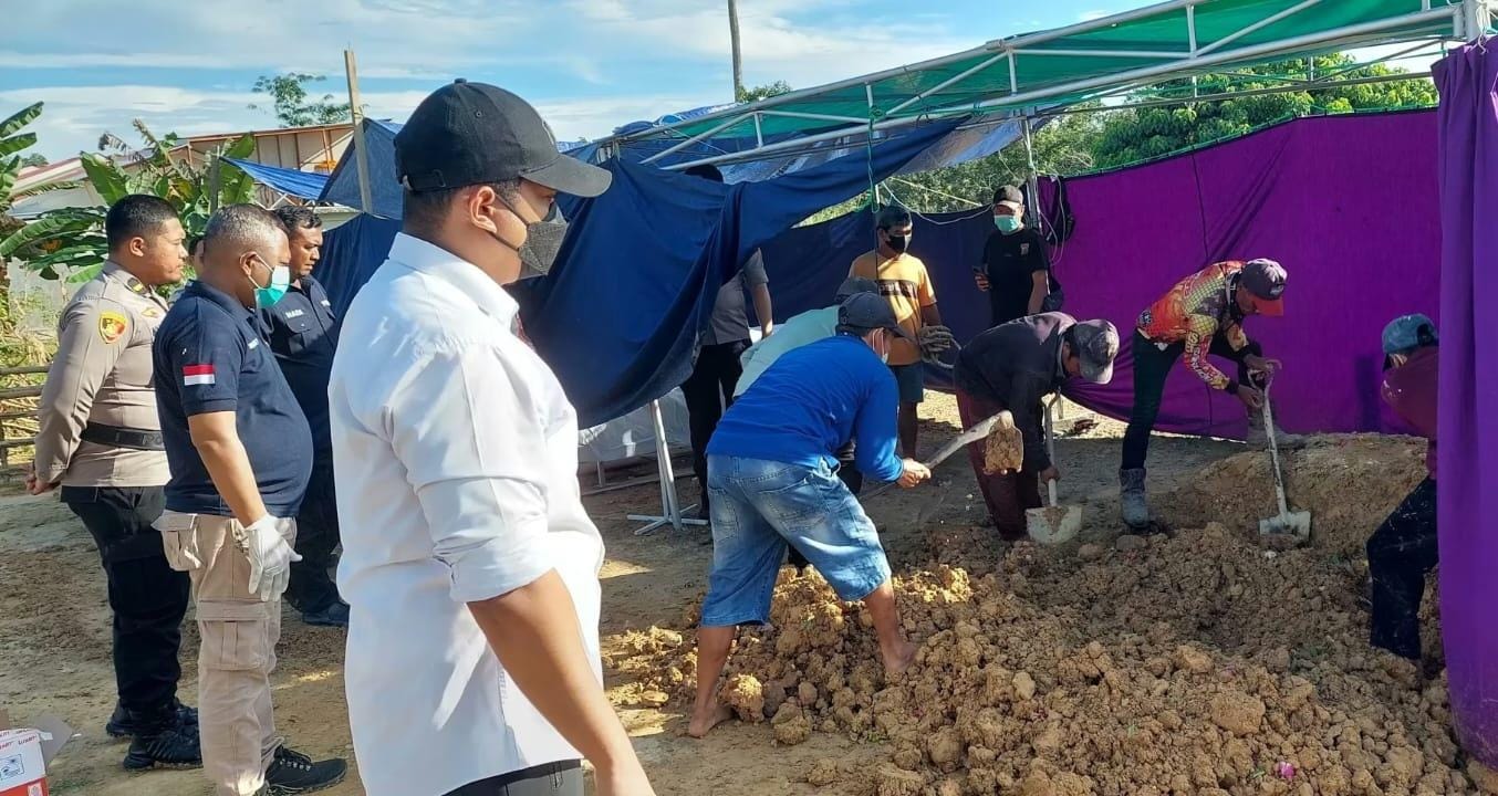 EKSHUMASI : Warga saat menggali makam AKG untuk dilakukan otopsi pada Senin (24/4) lalu.