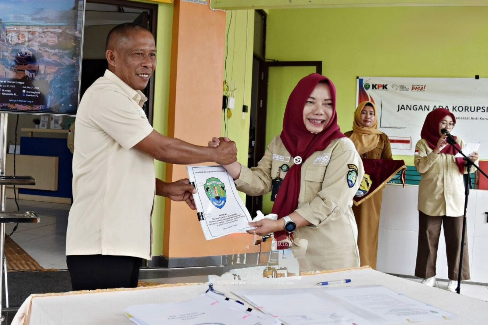 PURNABAKTI : Kepala DPMPTSP Bulungan yang memasuki purnabakti, menyerahkan memori serah terima jabatan kepada Bupati Bulungan.