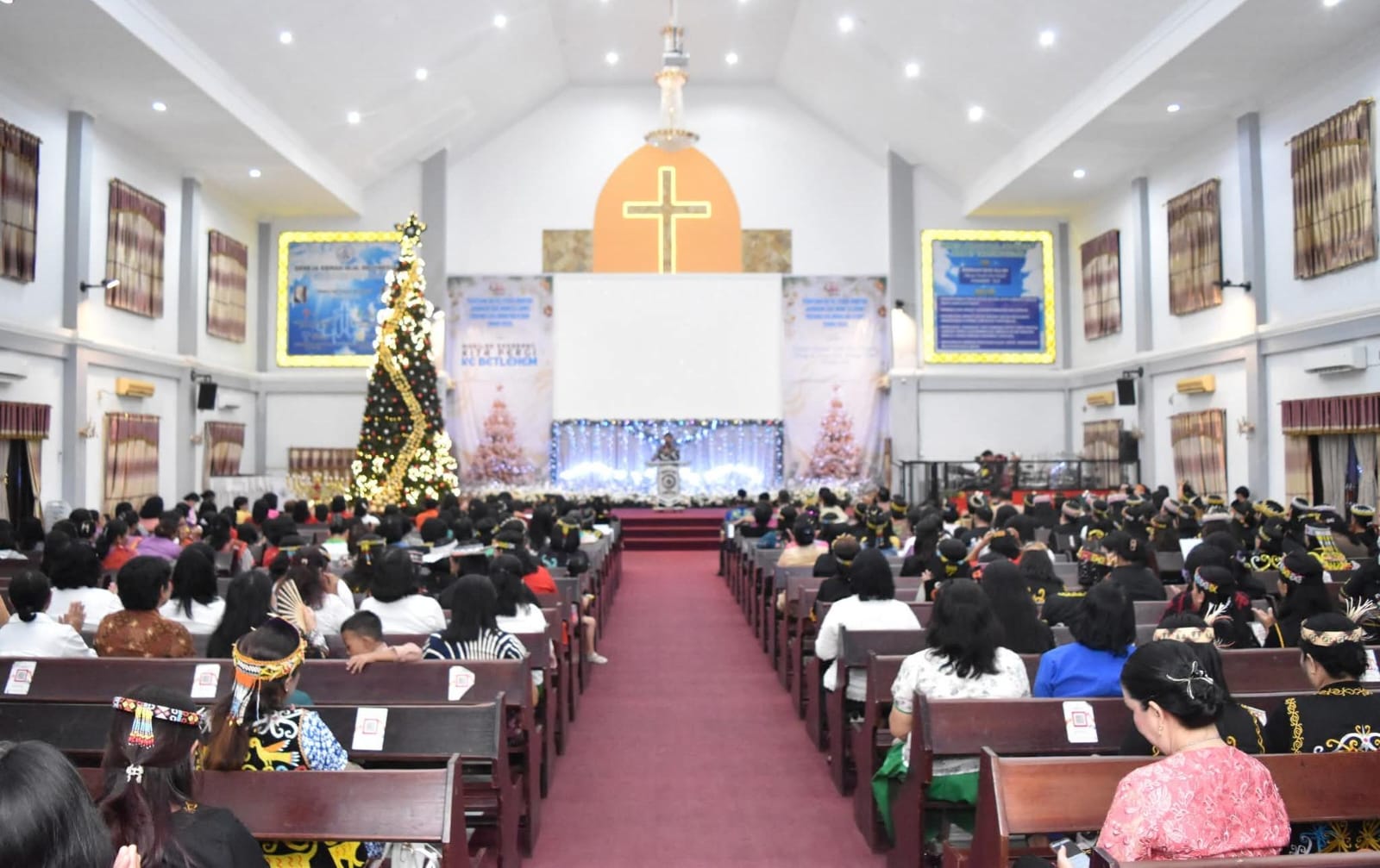 KHIDMAT : Jemaat GKII Tanjung Selor saat melaksanakan ibadah Natal.