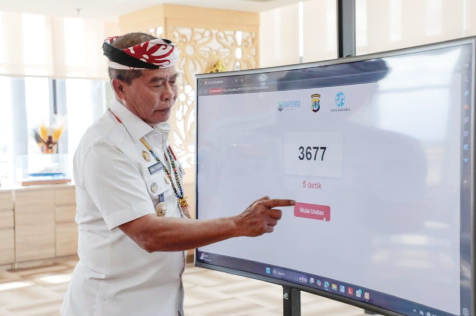 APRESIASI: Gubernur Kaltara, Zainal A Paliwang saat mengundi pemenang doorprize taat pajak.