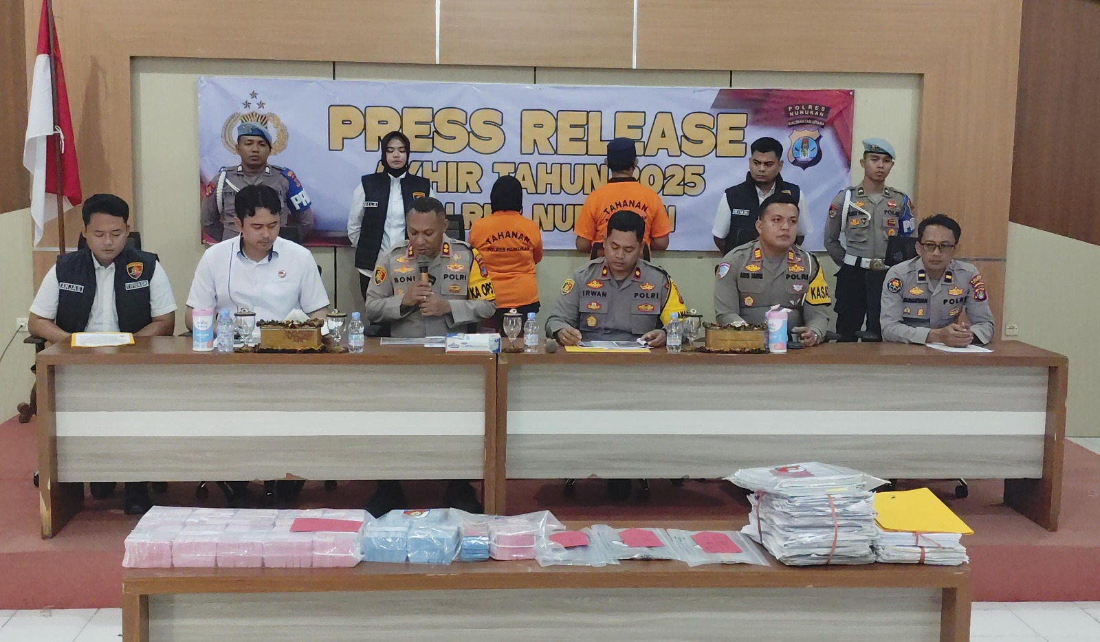 PENGUNGKAPAN KASUS: Kapolres Nunukan, AKBP Bonifasius Rumbewas saat memimpin press release akhir tahun, Rabu (31/12).