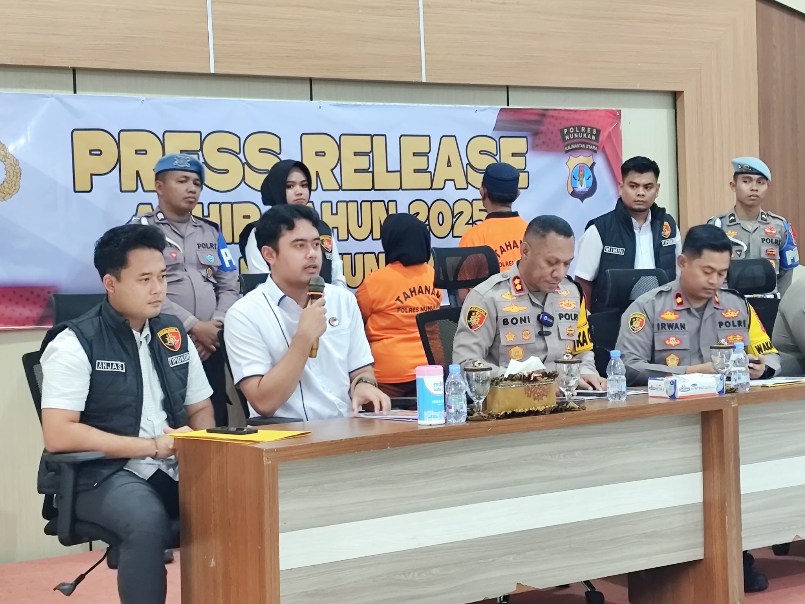 RILIS PERS: Kasat Resnarkoba Polres Nunukan AKP Rizal Moehammad (kemeja putih) mendampingi Kapolres Nunukan AKBP Bonifasius Rumbewas saat prees release akhir tahun.