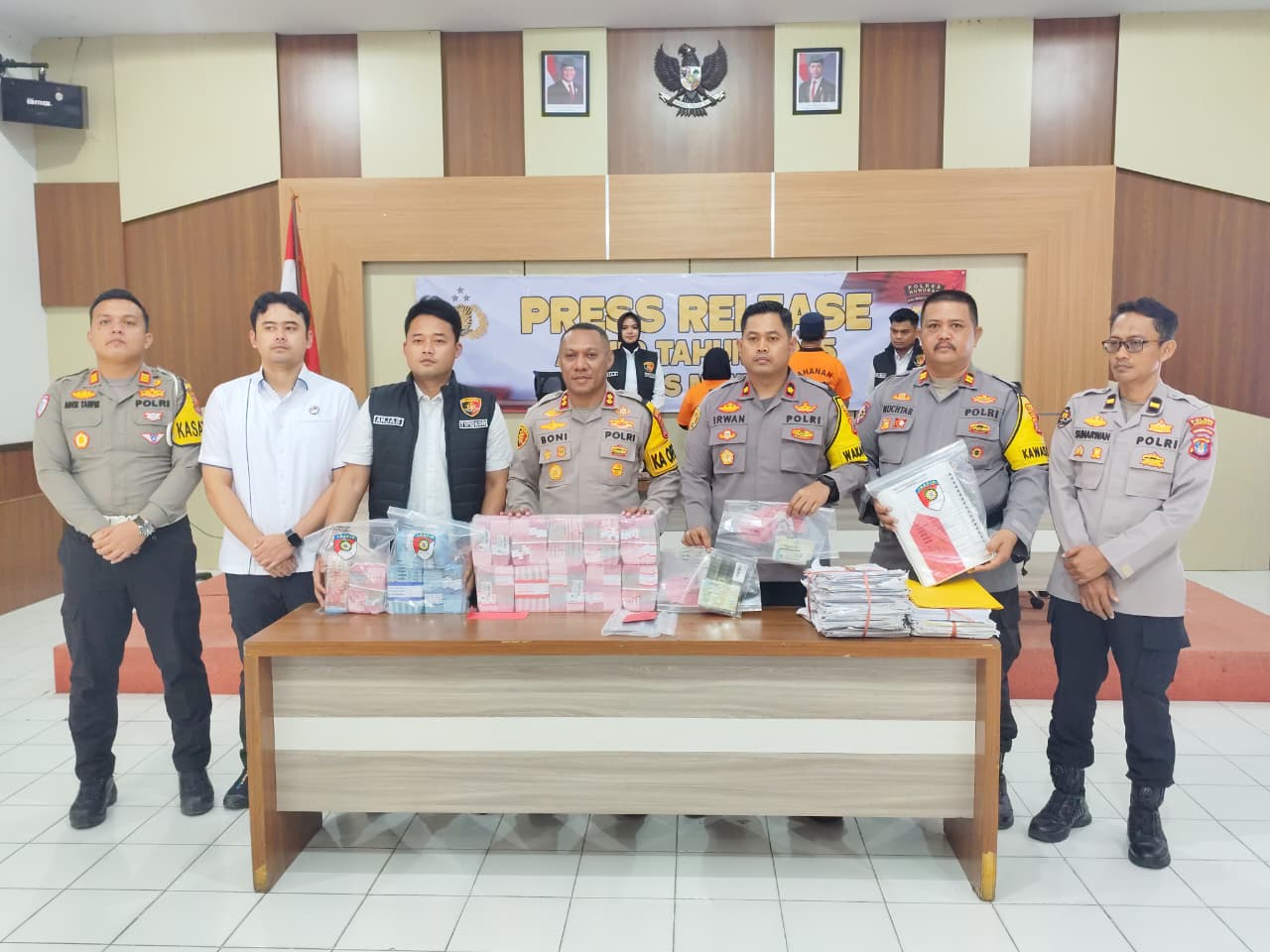 DISITA: Kapolres Nunukan, AKBP Bonifasius Rumbewas saat memperlihatkan barang bukti dugaan perkara korupsi diamankan sebesar Rp 1.279.000.000. dan kendaraan, Rabu (31/12).