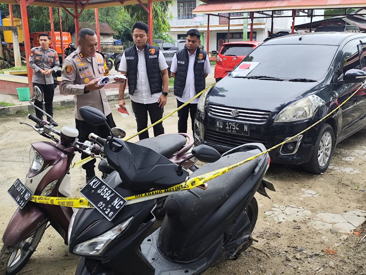 DISITA: Kapolres Nunukan, AKBP Bonifasius Rumbewas saat memperlihatkan barang bukti dugaan perkara korupsi diamankan sebesar Rp 1.279.000.000. dan kendaraan, Rabu (31/12).