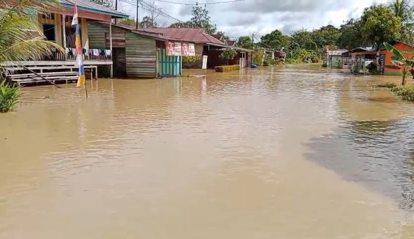 BANJIR: Kondisi banjir yang semakin naik di RT 14, Desa Tanjung Lapang, Kecamatan Malinau Barat.