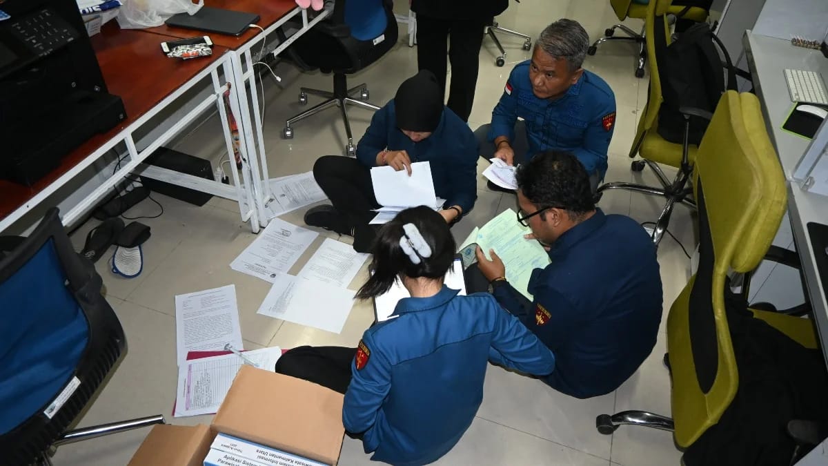 PENGGELEDAHAN: Tim penyidik Kejati Kaltara saat memerika dokumen terkait kasus dugaan tipikor Asita.