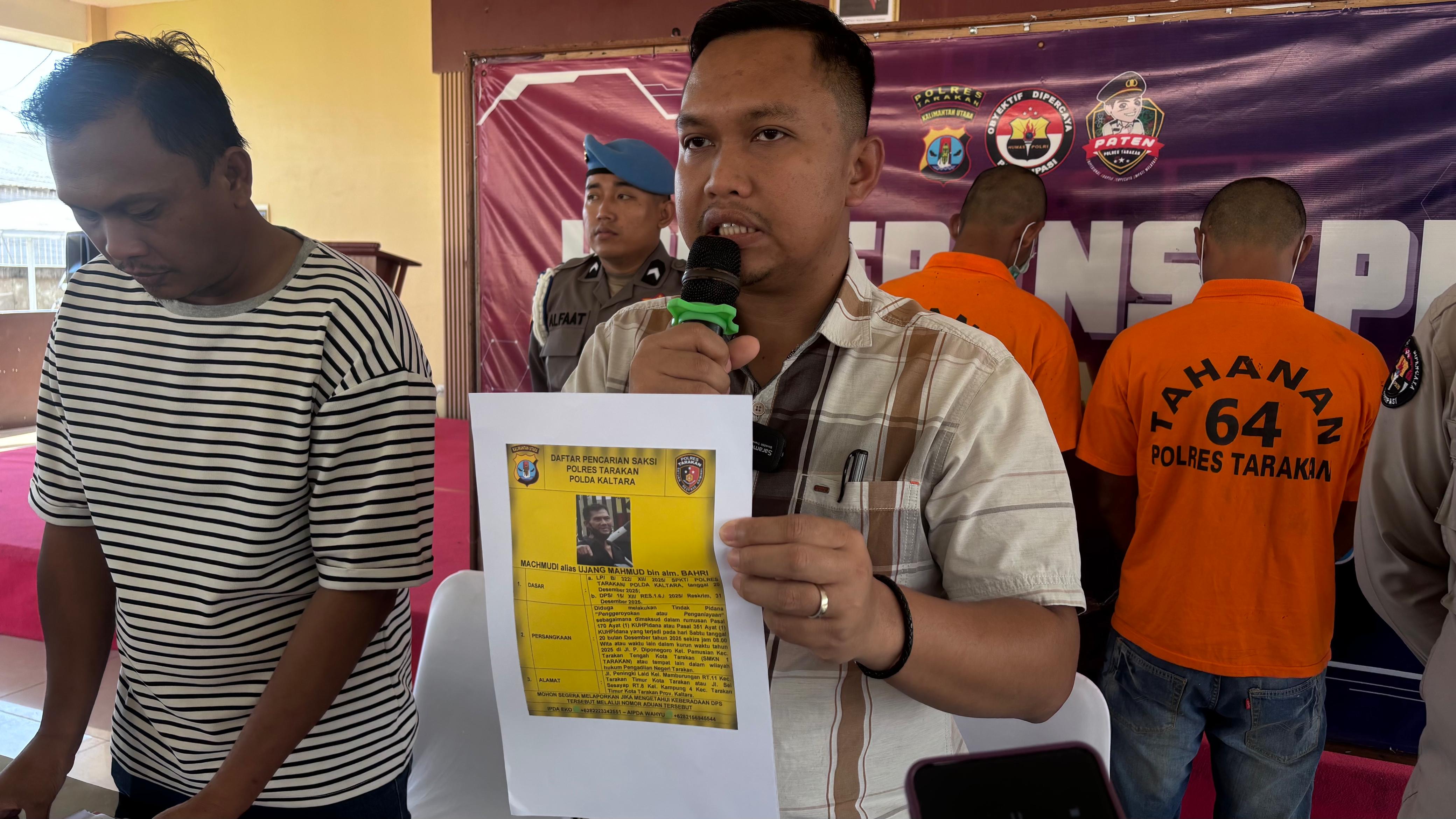 DPO : Kasat Reskrim Polres Tarakan AKP Ridho Pandu Abdillah menunjukkan foto DPO.