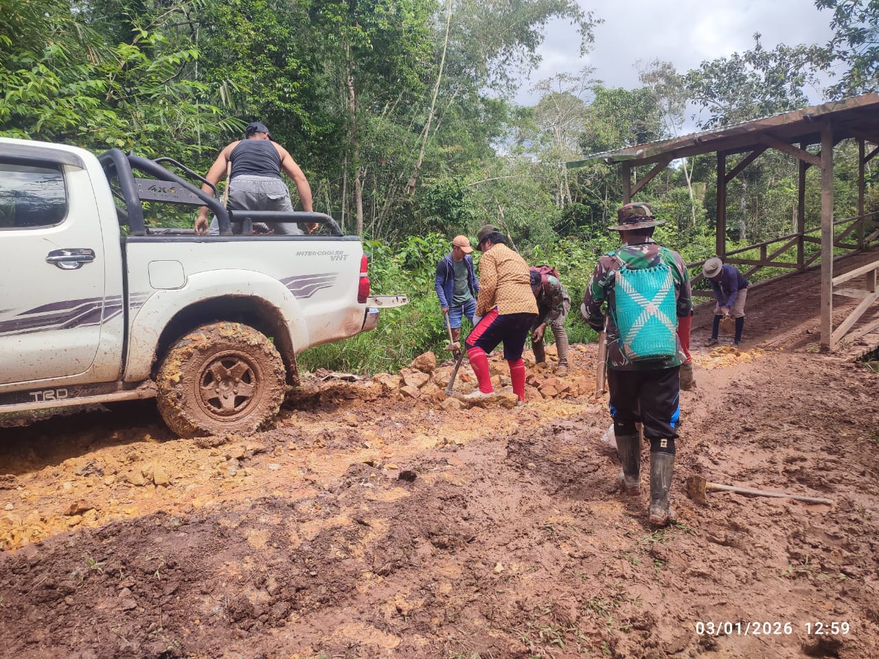PERBAIKAN JALAN: Masyarakat bergotong royong memperbaiki jalan yang rusak akibat curah hujan tinggi yang terjadi di Kecamatan Krayan Selatan.
