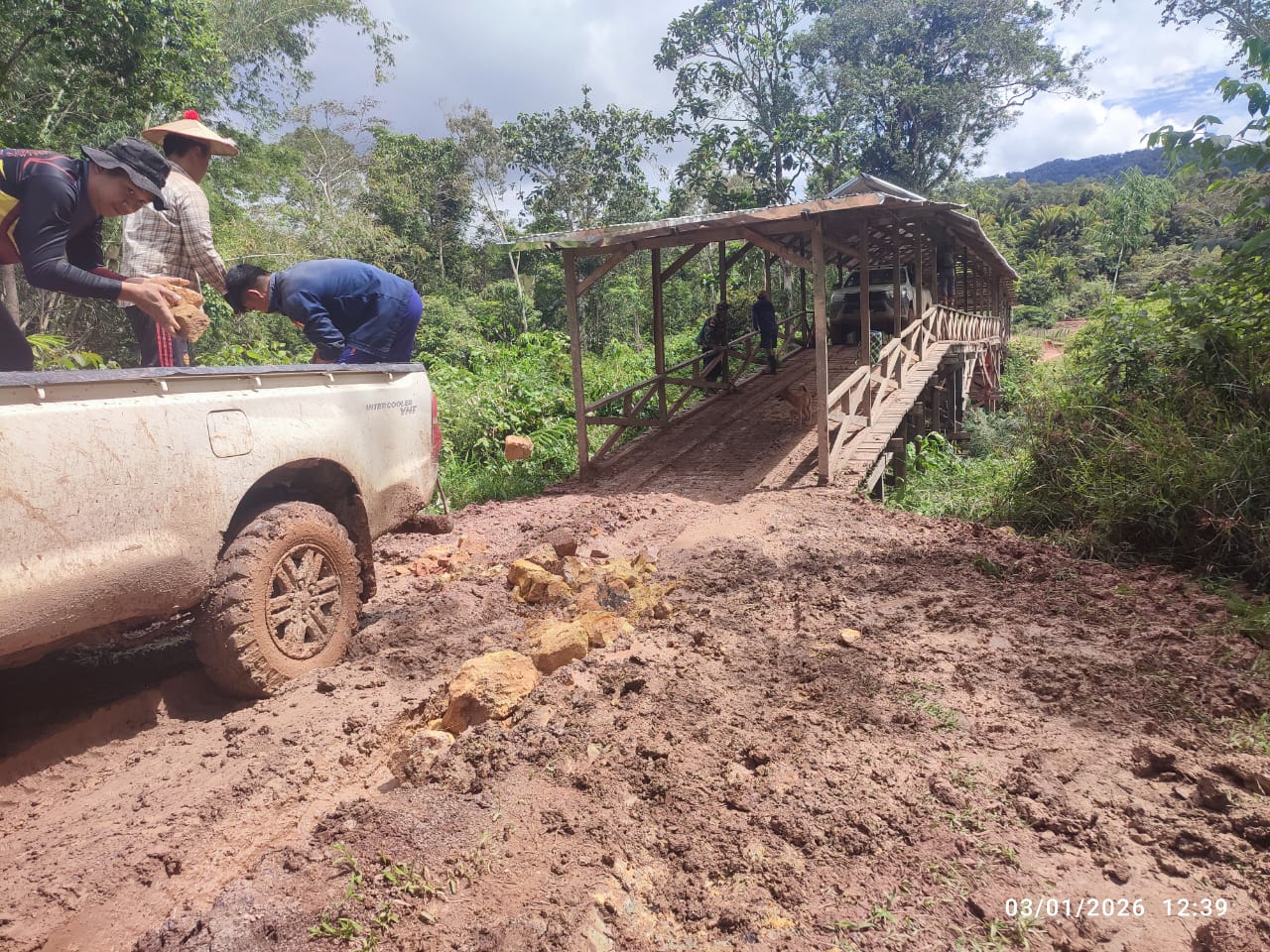 PERBAIKAN JALAN: Masyarakat bergotong royong memperbaiki jalan yang rusak akibat curah hujan tinggi yang terjadi di Kecamatan Krayan Selatan.