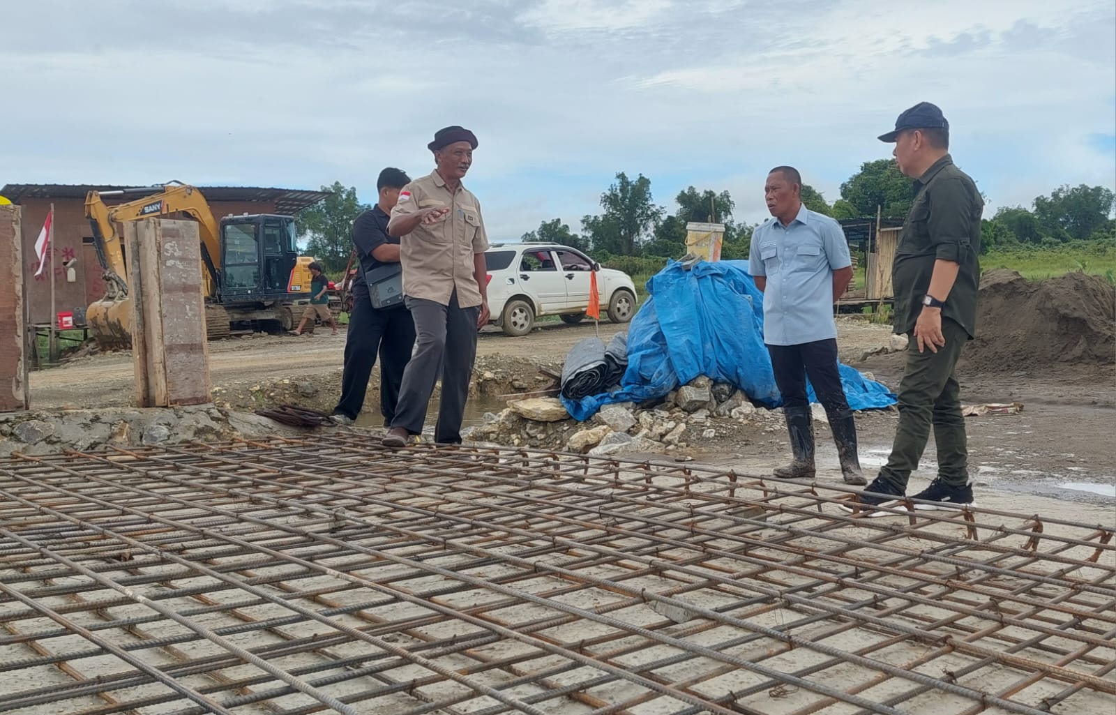 TINJAU LAPANGAN: Bupati Bulungan saat meninjau pekerjaan jembatan Tanjung Palas-Salimbatu.