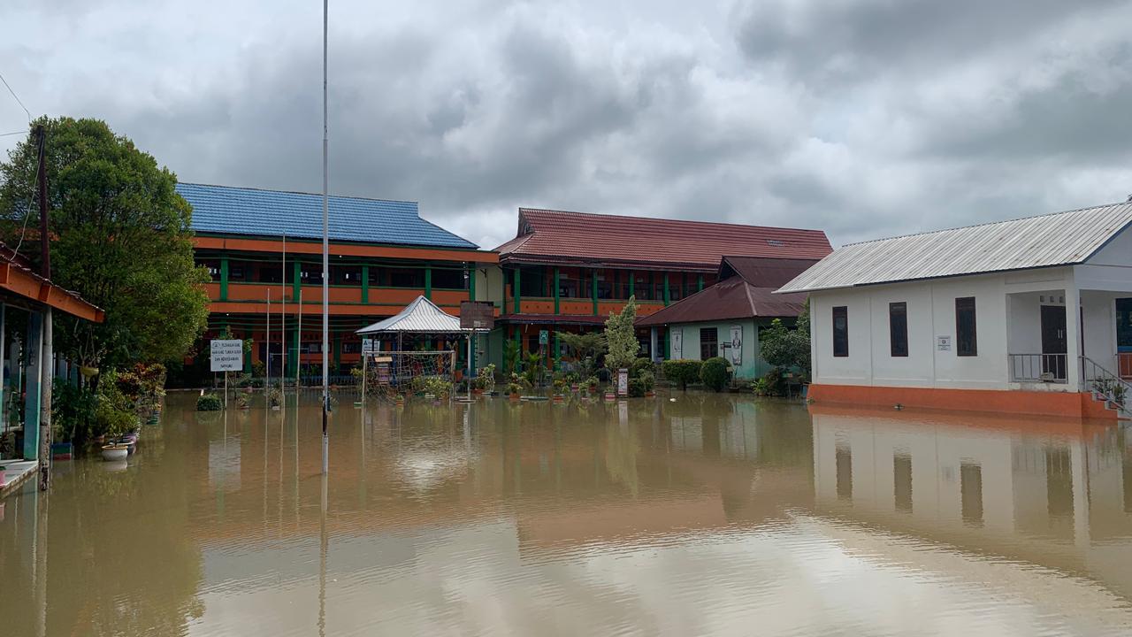 BANJIR: Kondisi lapangan upacara SDN 002 Malinau Kota saat terdampak banjir.