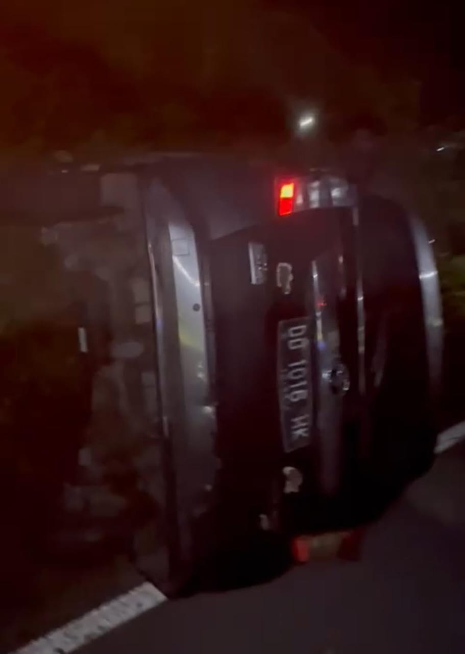 RUSAK: Kondisi roda empat terbalik usai menghantam roda dua yang terjadi di Jalan P. Antasari Baru, Kelurahan Selisun, Kecamatan Nunukan Selatan.