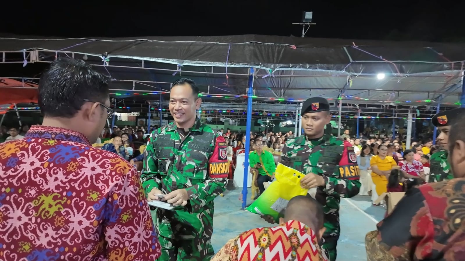 ASRULLAH PERDANA: Komandan Satgas Pamtas, Yonkav 13/Satya Lembuswana, Letkol Kavaleri Ikhsan Maulana Pradana hadir usai pelaksanaan ibadah Natal yang berlangsung di Makotis Satgas Pamtas.