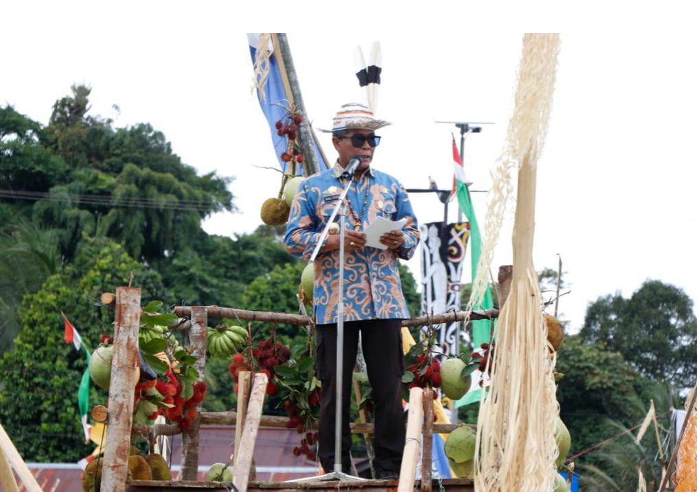 PELESTARIAN: Gubernur Kaltara, Zainal A Paliwang menyampaikan sambutan di Pesta Budaya Meja Panjang Desa Pimping.