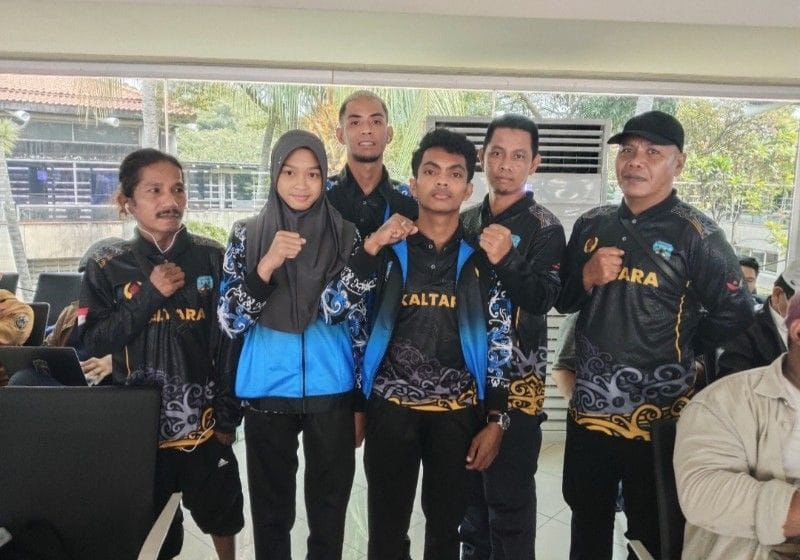 BERDUKA : Atlet panjat tebing Kaltara Philipus Rinaldi Ama Payong Ata Mukin (tiga dari kiri) meninggal dunia setelah mengalami kecelakaan di Kabupaten Nunukan, Sabtu petang (3/1).